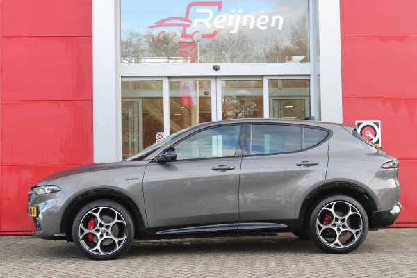 Alfa Romeo Tonale 1.5T 160PK Hybrid VELOCE | PREMIUM PACK: LEDEREN BEKLEDING/GEVENTILEERDE VOORSTOELEN/4-VOUDIG ELEKTRISCH VERSTELBARE LENDESTEUN VOORSTOELEN/HOOGGLANS ZWARTE RAAMOMLIJSTING/AMBIENT LIGHTING | TECHNOLOGY PACK: PARKEERWAARSCHUWING VOOR EN ACHTER/360° CAMERA/AUTOMATISCH INPARKEREN/ AUTONOMOUS DRIVING LEVEL 2: ADAPTIVE CRUISE CONTROL/LANE CENTERING ASSIST/TRAFFIC JAM ASSIST DODEHOEK DETECTIE AUTOMATISCH DIMMENDE BUITENSPIEGELS ELEKTRISCH BEDIENBARE ACHTERKLEP | WINTERPACK: STOELVERWARMING VOOR/STUURVERWARMING/VERWARMBARE RUITENSPROEIERS | 19" LICHTMETALEN VELGEN  | DRAADLOZ