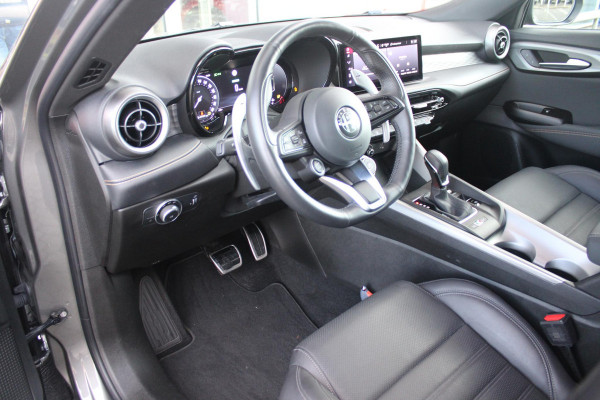 Alfa Romeo Tonale 1.5T 160PK Hybrid VELOCE | PREMIUM PACK: LEDEREN BEKLEDING/GEVENTILEERDE VOORSTOELEN/4-VOUDIG ELEKTRISCH VERSTELBARE LENDESTEUN VOORSTOELEN/HOOGGLANS ZWARTE RAAMOMLIJSTING/AMBIENT LIGHTING | TECHNOLOGY PACK: PARKEERWAARSCHUWING VOOR EN ACHTER/360° CAMERA/AUTOMATISCH INPARKEREN/ AUTONOMOUS DRIVING LEVEL 2: ADAPTIVE CRUISE CONTROL/LANE CENTERING ASSIST/TRAFFIC JAM ASSIST DODEHOEK DETECTIE AUTOMATISCH DIMMENDE BUITENSPIEGELS ELEKTRISCH BEDIENBARE ACHTERKLEP | WINTERPACK: STOELVERWARMING VOOR/STUURVERWARMING/VERWARMBARE RUITENSPROEIERS | 19" LICHTMETALEN VELGEN  | DRAADLOZ