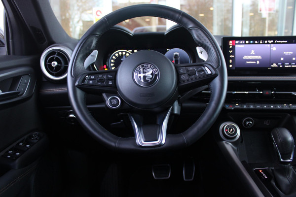 Alfa Romeo Tonale 1.5T 160PK Hybrid VELOCE | PREMIUM PACK: LEDEREN BEKLEDING/GEVENTILEERDE VOORSTOELEN/4-VOUDIG ELEKTRISCH VERSTELBARE LENDESTEUN VOORSTOELEN/HOOGGLANS ZWARTE RAAMOMLIJSTING/AMBIENT LIGHTING | TECHNOLOGY PACK: PARKEERWAARSCHUWING VOOR EN ACHTER/360° CAMERA/AUTOMATISCH INPARKEREN/ AUTONOMOUS DRIVING LEVEL 2: ADAPTIVE CRUISE CONTROL/LANE CENTERING ASSIST/TRAFFIC JAM ASSIST DODEHOEK DETECTIE AUTOMATISCH DIMMENDE BUITENSPIEGELS ELEKTRISCH BEDIENBARE ACHTERKLEP | WINTERPACK: STOELVERWARMING VOOR/STUURVERWARMING/VERWARMBARE RUITENSPROEIERS | 19" LICHTMETALEN VELGEN  | DRAADLOZ