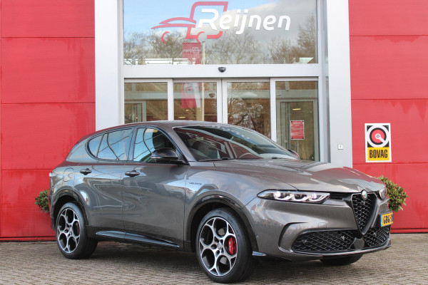 Alfa Romeo Tonale 1.5T 160PK Hybrid VELOCE | PREMIUM PACK: LEDEREN BEKLEDING/GEVENTILEERDE VOORSTOELEN/4-VOUDIG ELEKTRISCH VERSTELBARE LENDESTEUN VOORSTOELEN/HOOGGLANS ZWARTE RAAMOMLIJSTING/AMBIENT LIGHTING | TECHNOLOGY PACK: PARKEERWAARSCHUWING VOOR EN ACHTER/360° CAMERA/AUTOMATISCH INPARKEREN/ AUTONOMOUS DRIVING LEVEL 2: ADAPTIVE CRUISE CONTROL/LANE CENTERING ASSIST/TRAFFIC JAM ASSIST DODEHOEK DETECTIE AUTOMATISCH DIMMENDE BUITENSPIEGELS ELEKTRISCH BEDIENBARE ACHTERKLEP | WINTERPACK: STOELVERWARMING VOOR/STUURVERWARMING/VERWARMBARE RUITENSPROEIERS | 19" LICHTMETALEN VELGEN  | DRAADLOZ