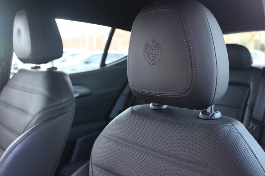 Alfa Romeo Tonale 1.5T 160PK Hybrid VELOCE | PREMIUM PACK: LEDEREN BEKLEDING/GEVENTILEERDE VOORSTOELEN/4-VOUDIG ELEKTRISCH VERSTELBARE LENDESTEUN VOORSTOELEN/HOOGGLANS ZWARTE RAAMOMLIJSTING/AMBIENT LIGHTING | TECHNOLOGY PACK: PARKEERWAARSCHUWING VOOR EN ACHTER/360° CAMERA/AUTOMATISCH INPARKEREN/ AUTONOMOUS DRIVING LEVEL 2: ADAPTIVE CRUISE CONTROL/LANE CENTERING ASSIST/TRAFFIC JAM ASSIST DODEHOEK DETECTIE AUTOMATISCH DIMMENDE BUITENSPIEGELS ELEKTRISCH BEDIENBARE ACHTERKLEP | WINTERPACK: STOELVERWARMING VOOR/STUURVERWARMING/VERWARMBARE RUITENSPROEIERS | 19" LICHTMETALEN VELGEN  | DRAADLOZ