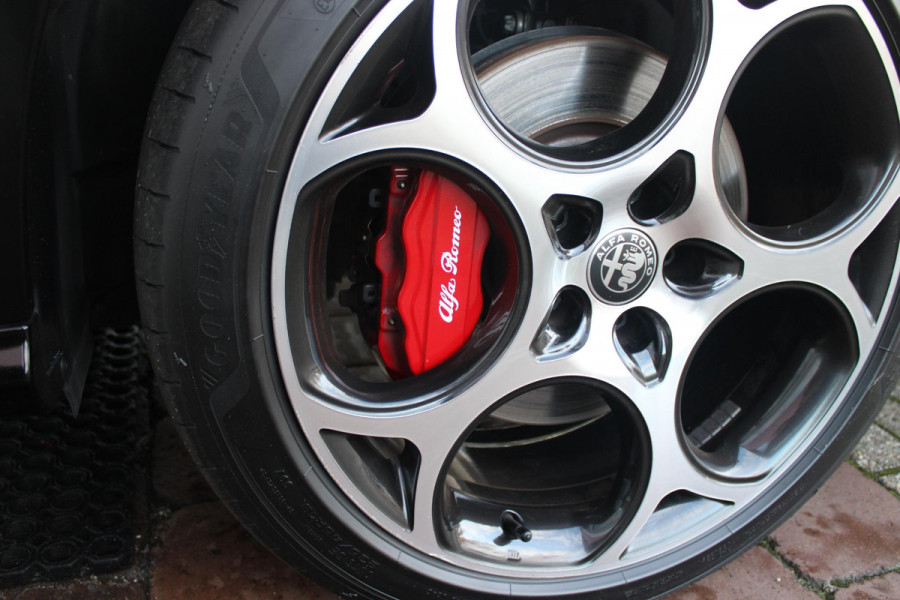 Alfa Romeo Tonale 1.5T 160PK Hybrid VELOCE | PREMIUM PACK: LEDEREN BEKLEDING/GEVENTILEERDE VOORSTOELEN/4-VOUDIG ELEKTRISCH VERSTELBARE LENDESTEUN VOORSTOELEN/HOOGGLANS ZWARTE RAAMOMLIJSTING/AMBIENT LIGHTING | TECHNOLOGY PACK: PARKEERWAARSCHUWING VOOR EN ACHTER/360° CAMERA/AUTOMATISCH INPARKEREN/ AUTONOMOUS DRIVING LEVEL 2: ADAPTIVE CRUISE CONTROL/LANE CENTERING ASSIST/TRAFFIC JAM ASSIST DODEHOEK DETECTIE AUTOMATISCH DIMMENDE BUITENSPIEGELS ELEKTRISCH BEDIENBARE ACHTERKLEP | WINTERPACK: STOELVERWARMING VOOR/STUURVERWARMING/VERWARMBARE RUITENSPROEIERS | 19" LICHTMETALEN VELGEN  | DRAADLOZ