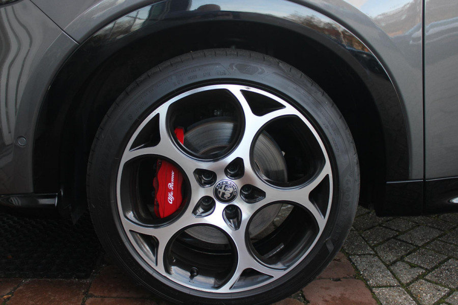 Alfa Romeo Tonale 1.5T 160PK Hybrid VELOCE | PREMIUM PACK: LEDEREN BEKLEDING/GEVENTILEERDE VOORSTOELEN/4-VOUDIG ELEKTRISCH VERSTELBARE LENDESTEUN VOORSTOELEN/HOOGGLANS ZWARTE RAAMOMLIJSTING/AMBIENT LIGHTING | TECHNOLOGY PACK: PARKEERWAARSCHUWING VOOR EN ACHTER/360° CAMERA/AUTOMATISCH INPARKEREN/ AUTONOMOUS DRIVING LEVEL 2: ADAPTIVE CRUISE CONTROL/LANE CENTERING ASSIST/TRAFFIC JAM ASSIST DODEHOEK DETECTIE AUTOMATISCH DIMMENDE BUITENSPIEGELS ELEKTRISCH BEDIENBARE ACHTERKLEP | WINTERPACK: STOELVERWARMING VOOR/STUURVERWARMING/VERWARMBARE RUITENSPROEIERS | 19" LICHTMETALEN VELGEN  | DRAADLOZ