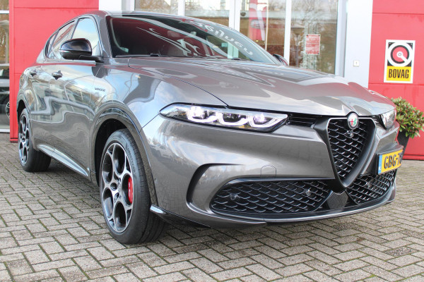 Alfa Romeo Tonale 1.5T 160PK Hybrid VELOCE | PREMIUM PACK: LEDEREN BEKLEDING/GEVENTILEERDE VOORSTOELEN/4-VOUDIG ELEKTRISCH VERSTELBARE LENDESTEUN VOORSTOELEN/HOOGGLANS ZWARTE RAAMOMLIJSTING/AMBIENT LIGHTING | TECHNOLOGY PACK: PARKEERWAARSCHUWING VOOR EN ACHTER/360° CAMERA/AUTOMATISCH INPARKEREN/ AUTONOMOUS DRIVING LEVEL 2: ADAPTIVE CRUISE CONTROL/LANE CENTERING ASSIST/TRAFFIC JAM ASSIST DODEHOEK DETECTIE AUTOMATISCH DIMMENDE BUITENSPIEGELS ELEKTRISCH BEDIENBARE ACHTERKLEP | WINTERPACK: STOELVERWARMING VOOR/STUURVERWARMING/VERWARMBARE RUITENSPROEIERS | 19" LICHTMETALEN VELGEN  | DRAADLOZ
