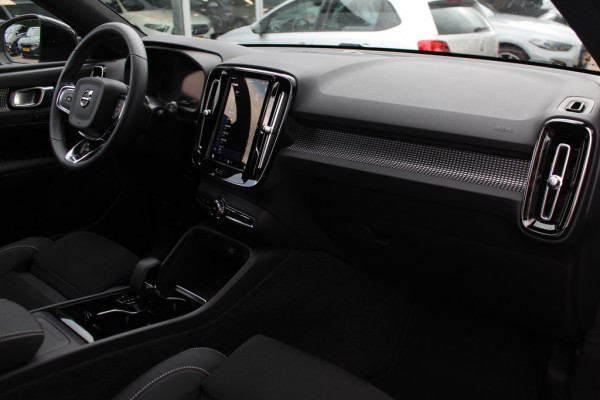 Volvo XC40 Recharge P8 AWD R-Design / SoH 91.7% / Trekhaak / Panoramadak / Camera / Keyless / Harman Kardon / 19'' / Half leder / Stuur+Stoelverwarming / DAB / Dodehoek / ACC
