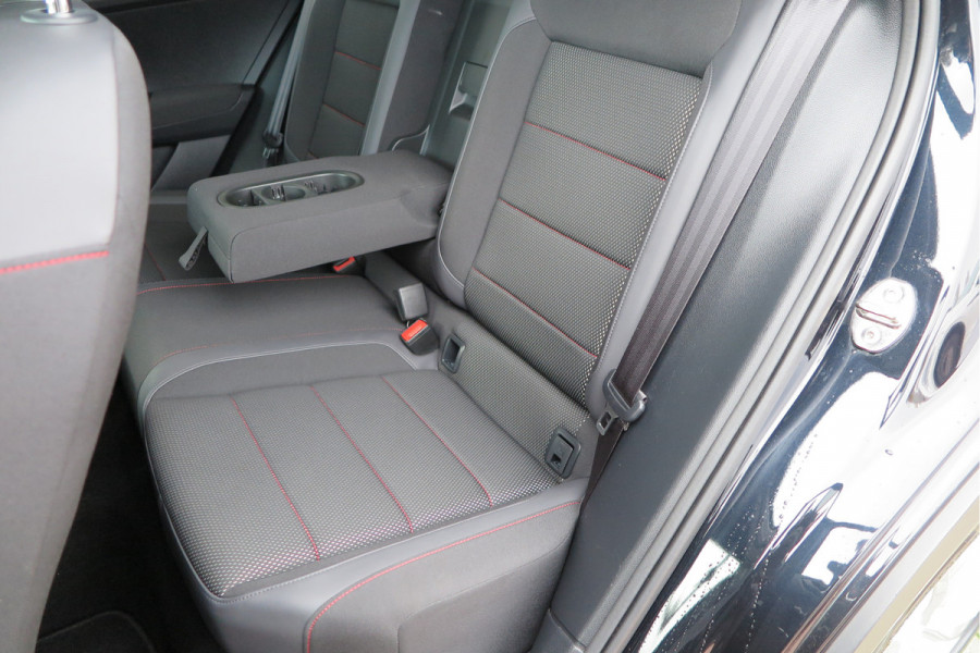 Volkswagen T-Roc 1.5 TSI 150pk DSGSport Camera , Virtual Cockpit , Navi , Led , Carplay, DAB+ ,PDC, LMV, Electr. bedienbare achterklep, Schakelflippers aan stuurwiel etc..