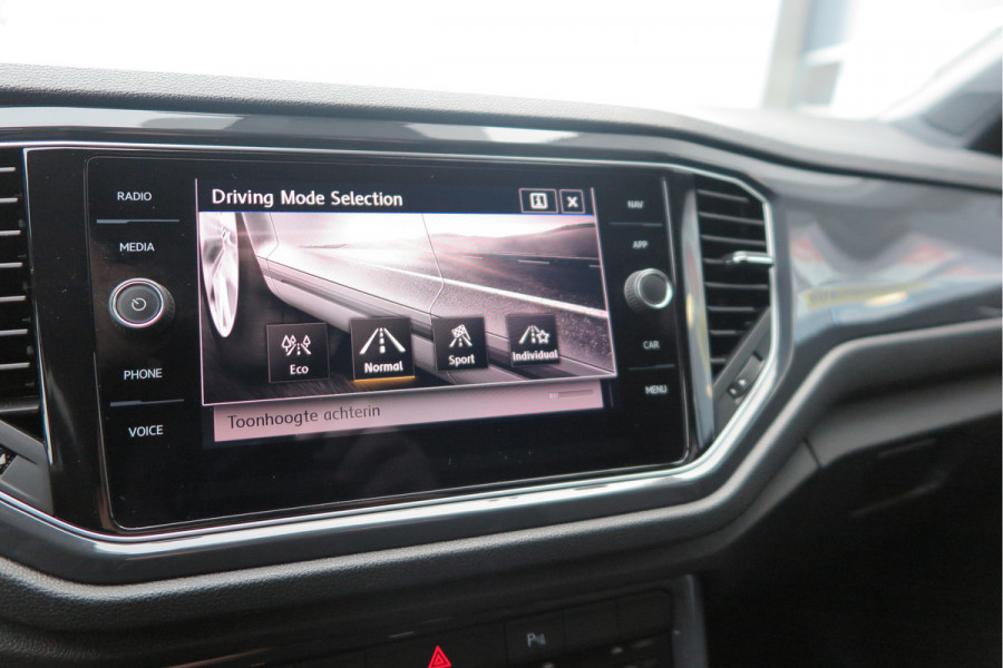 Volkswagen T-Roc 1.5 TSI 150pk DSGSport Camera , Virtual Cockpit , Navi , Led , Carplay, DAB+ ,PDC, LMV, Electr. bedienbare achterklep, Schakelflippers aan stuurwiel etc..