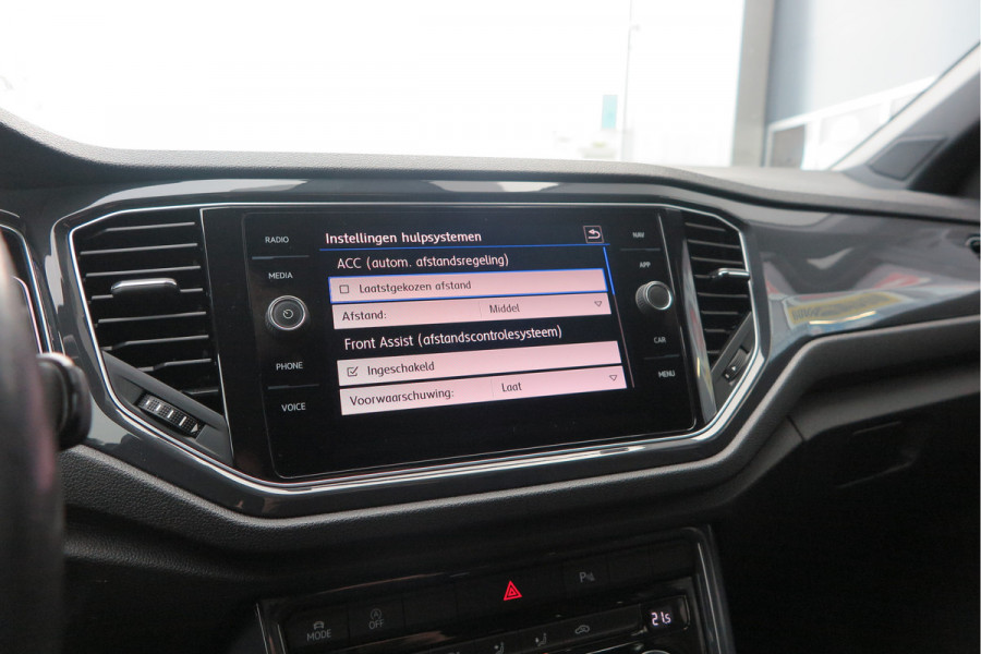 Volkswagen T-Roc 1.5 TSI 150pk DSGSport Camera , Virtual Cockpit , Navi , Led , Carplay, DAB+ ,PDC, LMV, Electr. bedienbare achterklep, Schakelflippers aan stuurwiel etc..