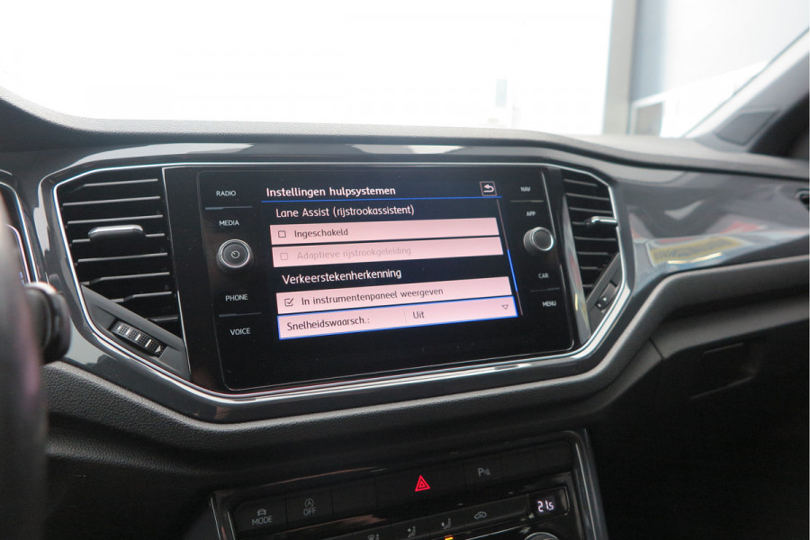 Volkswagen T-Roc 1.5 TSI 150pk DSGSport Camera , Virtual Cockpit , Navi , Led , Carplay, DAB+ ,PDC, LMV, Electr. bedienbare achterklep, Schakelflippers aan stuurwiel etc..