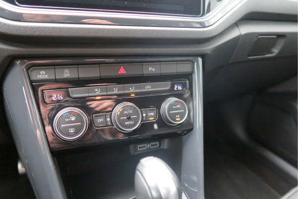 Volkswagen T-Roc 1.5 TSI 150pk DSGSport Camera , Virtual Cockpit , Navi , Led , Carplay, DAB+ ,PDC, LMV, Electr. bedienbare achterklep, Schakelflippers aan stuurwiel etc..