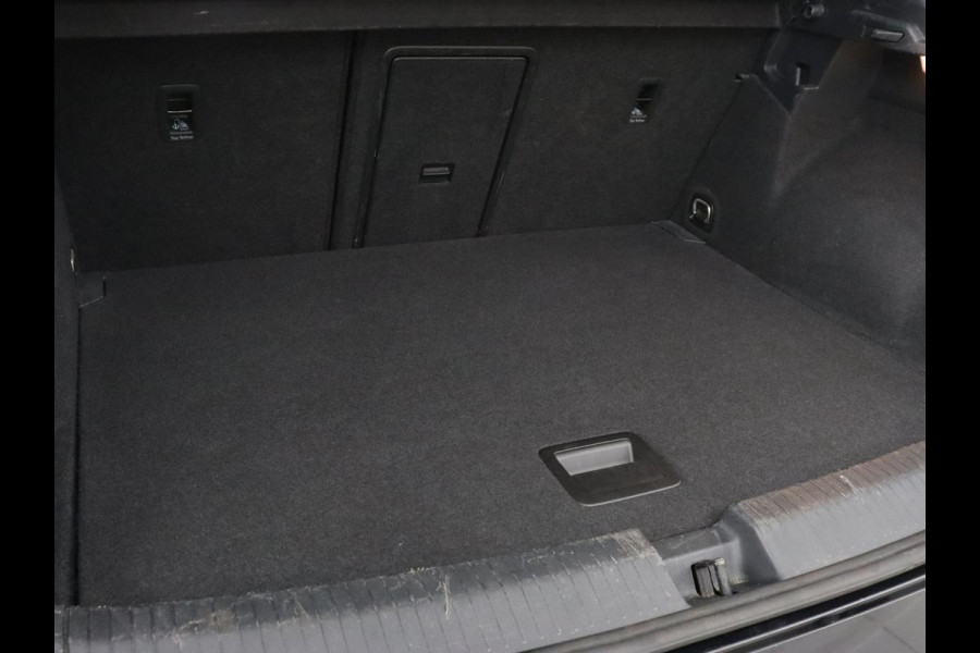 Volkswagen T-Roc 1.5 TSI Life Business | Stoelverwarming | Camera | Virtual Cockpit | Carplay | Full LED | Adaptive cruise | Navigatie | Park Assist | Climate control | DAB | Bluetooth