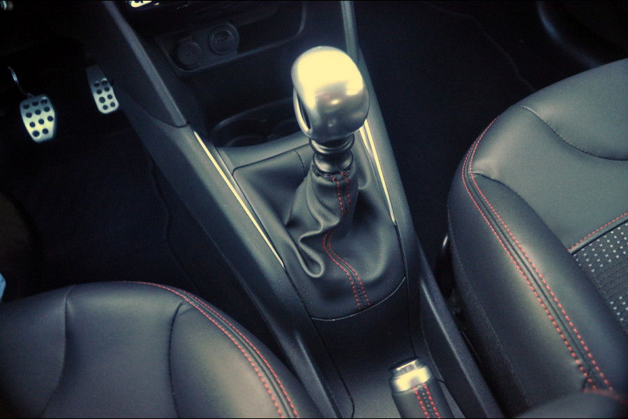 Peugeot 208 1.2 PureTech 110 PK GT-Line | Navigatie | 17 inch |  Nieuwe d-riem