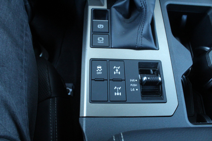Toyota Land Cruiser 2.8 D-4D 206pk Blind Van Navigator AUTOMAAT DIRECT BESCHIKBAAR Clima Cruise Navi 360 Camera Leder LMV Trekhaak 3500kg