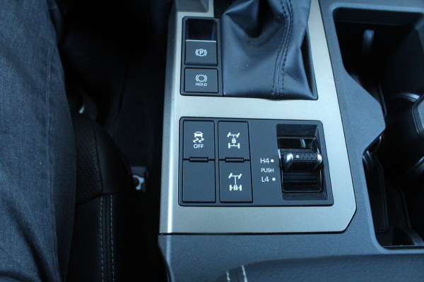 Toyota Land Cruiser 2.8 D-4D 206pk Blind Van Navigator AUTOMAAT DIRECT BESCHIKBAAR Clima Cruise Navi 360 Camera Leder LMV Trekhaak 3500kg