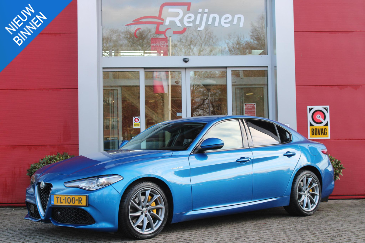 Alfa Romeo Giulia 2.0 T 280PK Q4 AWD VELOCE | FULL MAP NAVIGATIE | BI-XENON KOPLAMPEN | LED ACHTERLICHTEN | LEDEREN BEKLEDING | ELEKTRISCH VERSTELBARE "VELOCE" SPORTSTOELEN MET VERWARMING EN OP DE BESTUURDERSSTOEL GEHEUGEN | ELEKTRISCH VERSTELBARE ZIJDELINKSE STEUNEN OP VOORSTOELEN | STUUR VERWARMING | 18" INCH VELOCE VELGEN | LICHTMETALEN REMKLAUWEN IN DE KLEUR GEEL | ACHTERUITRIJCAMERA | PARKEERSENSOREN VOOR / ACHTER | AFNEEMBARE TREKHAAK MET DIFUSERKAP | EXTRA GETINTE ACHTER RUITEN | DUBBELE VERCHOOMDE UITLATEN | NEERKLAPBARE ACHTERBANK MET ARMSTEUN EN SKILUIK |