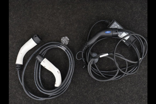 Ford Kuga 2.5 PHEV ST-Line | Panoramadak | Stoelverwarming | Camera | Carplay | Digital Cockpit | Navigatie | Keyless | DAB | Achterbankverwarming | Getint glas | Plug In