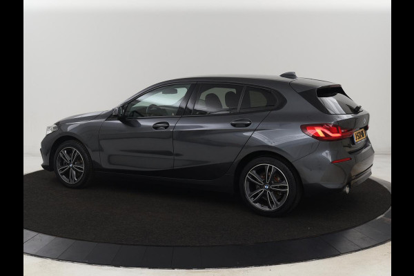 BMW 1-serie 118i Executive | Sport Line | Camera | Carplay | Sportstoelen | Live Cockpit | Navigatie | Full LED | Climate control | Sfeerverlichting | Cruise control | Park Assist | Bluetooth | Getint glas