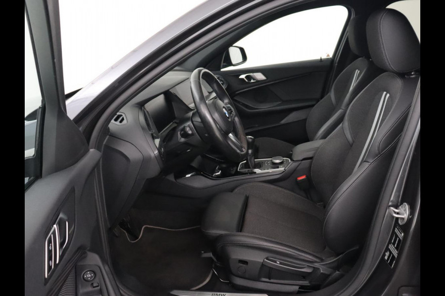 BMW 1-serie 118i Executive | Sport Line | Camera | Carplay | Sportstoelen | Live Cockpit | Navigatie | Full LED | Climate control | Sfeerverlichting | Cruise control | Park Assist | Bluetooth | Getint glas