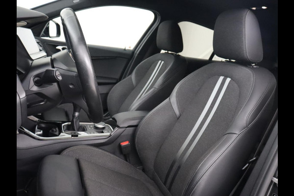 BMW 1-serie 118i Executive | Sport Line | Camera | Carplay | Sportstoelen | Live Cockpit | Navigatie | Full LED | Climate control | Sfeerverlichting | Cruise control | Park Assist | Bluetooth | Getint glas