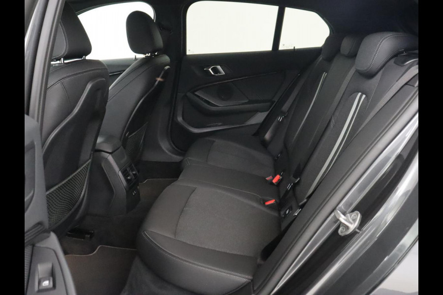 BMW 1-serie 118i Executive | Sport Line | Camera | Carplay | Sportstoelen | Live Cockpit | Navigatie | Full LED | Climate control | Sfeerverlichting | Cruise control | Park Assist | Bluetooth | Getint glas