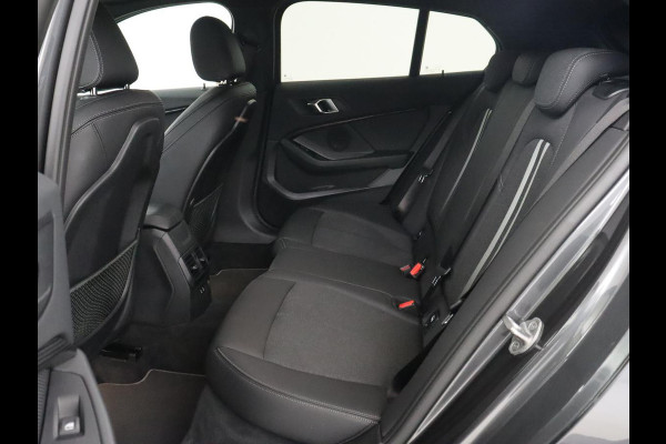 BMW 1-serie 118i Executive | Sport Line | Camera | Carplay | Sportstoelen | Live Cockpit | Navigatie | Full LED | Climate control | Sfeerverlichting | Cruise control | Park Assist | Bluetooth | Getint glas