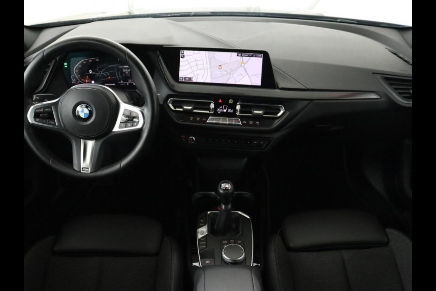BMW 1-serie 118i Executive | Sport Line | Camera | Carplay | Sportstoelen | Live Cockpit | Navigatie | Full LED | Climate control | Sfeerverlichting | Cruise control | Park Assist | Bluetooth | Getint glas