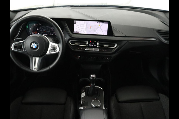 BMW 1-serie 118i Executive | Sport Line | Camera | Carplay | Sportstoelen | Live Cockpit | Navigatie | Full LED | Climate control | Sfeerverlichting | Cruise control | Park Assist | Bluetooth | Getint glas