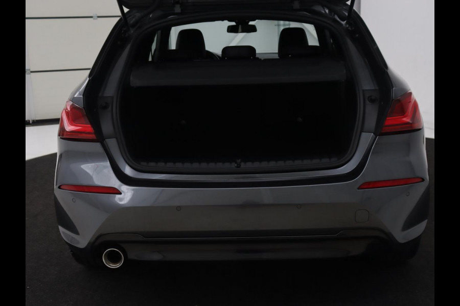 BMW 1-serie 118i Executive | Sport Line | Camera | Carplay | Sportstoelen | Live Cockpit | Navigatie | Full LED | Climate control | Sfeerverlichting | Cruise control | Park Assist | Bluetooth | Getint glas
