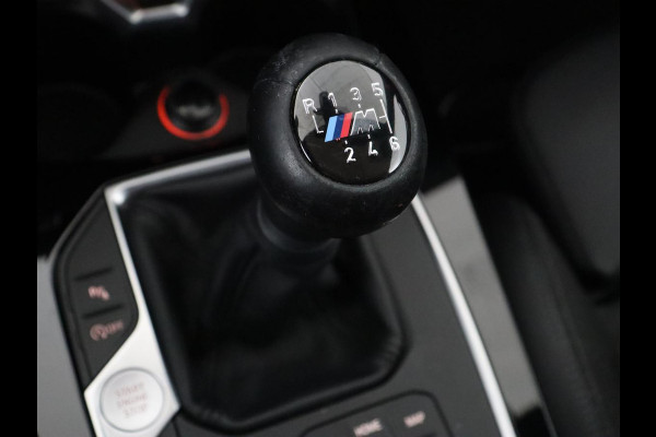 BMW 1-serie 118i Executive | Sport Line | Camera | Carplay | Sportstoelen | Live Cockpit | Navigatie | Full LED | Climate control | Sfeerverlichting | Cruise control | Park Assist | Bluetooth | Getint glas