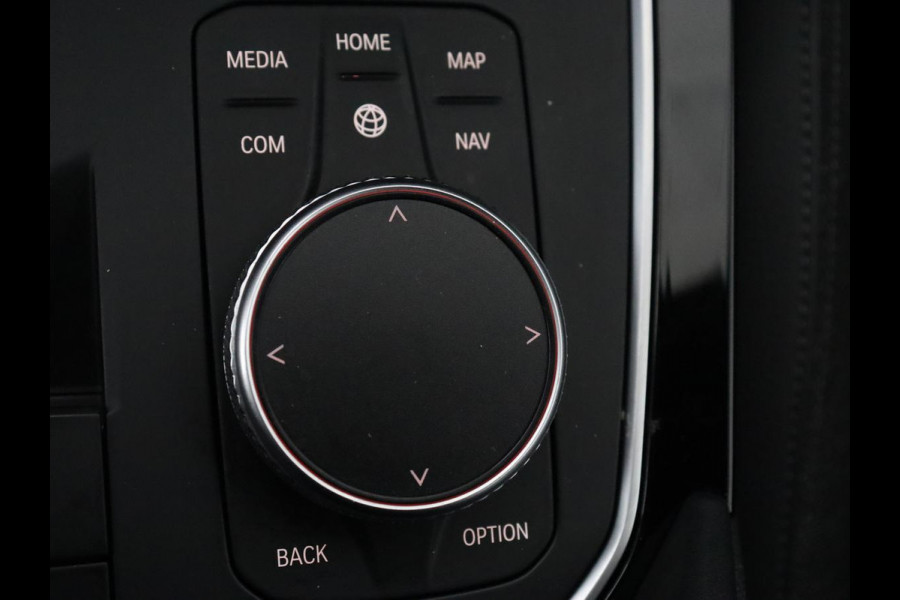 BMW 1-serie 118i Executive | Sport Line | Camera | Carplay | Sportstoelen | Live Cockpit | Navigatie | Full LED | Climate control | Sfeerverlichting | Cruise control | Park Assist | Bluetooth | Getint glas