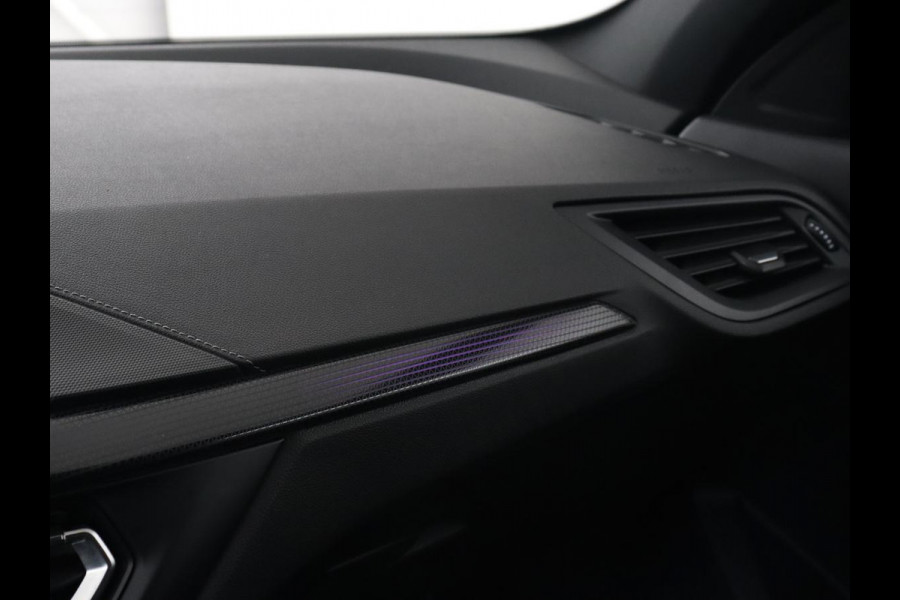 BMW 1-serie 118i Executive | Sport Line | Camera | Carplay | Sportstoelen | Live Cockpit | Navigatie | Full LED | Climate control | Sfeerverlichting | Cruise control | Park Assist | Bluetooth | Getint glas