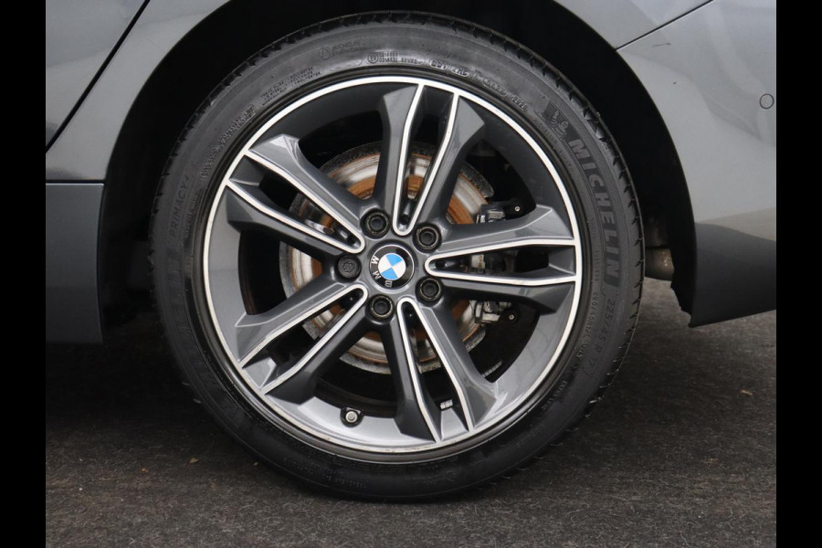 BMW 1-serie 118i Executive | Sport Line | Camera | Carplay | Sportstoelen | Live Cockpit | Navigatie | Full LED | Climate control | Sfeerverlichting | Cruise control | Park Assist | Bluetooth | Getint glas