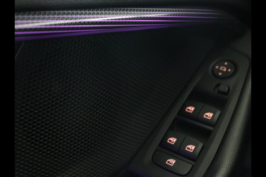 BMW 1-serie 118i Executive | Sport Line | Camera | Carplay | Sportstoelen | Live Cockpit | Navigatie | Full LED | Climate control | Sfeerverlichting | Cruise control | Park Assist | Bluetooth | Getint glas