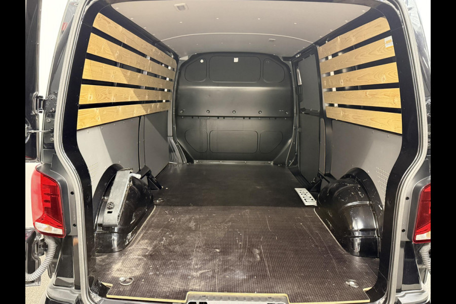 Volkswagen Transporter 2.0 150PK L2H1 Highline Automaat Airco  Navi Parkeersensoren Camera Trekhaak Carplay