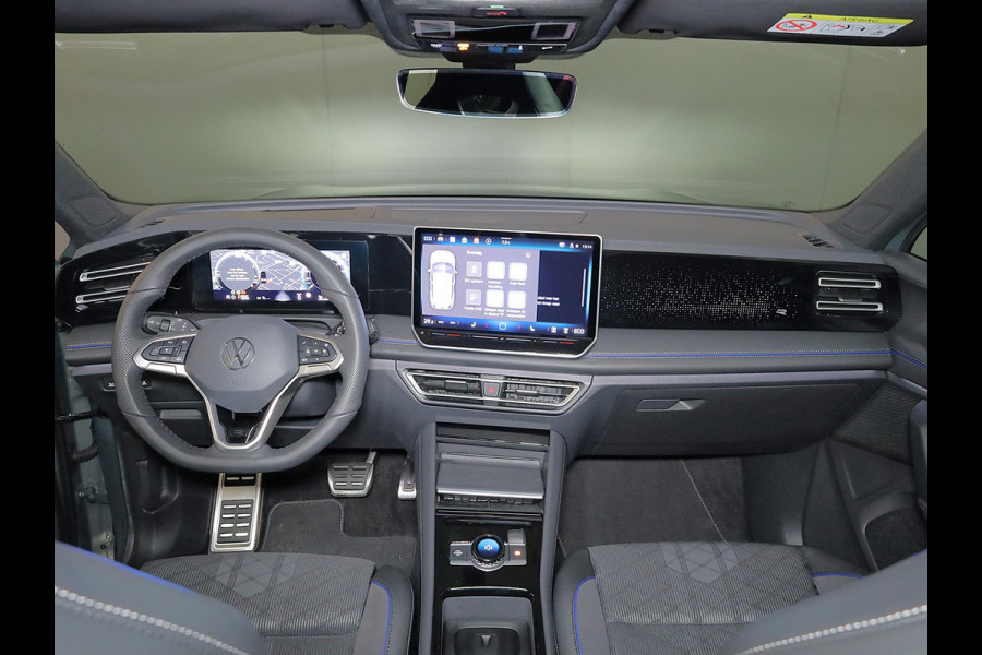 Volkswagen Tiguan 1.5 eHybrid R-Line Edition 204 pk Automaat (DSG) | Verlengde garantie | Navigatie | Parkeersensoren (Park assist) | Rondomzicht camera | Stoelverwarming v/a | Black Style pakket | R-Line |