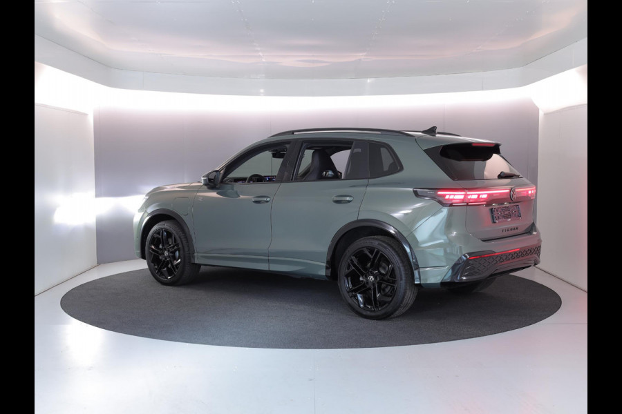 Volkswagen Tiguan 1.5 eHybrid R-Line Edition 204 pk Automaat (DSG) | Verlengde garantie | Navigatie | Parkeersensoren (Park assist) | Rondomzicht camera | Stoelverwarming v/a | Black Style pakket | R-Line |