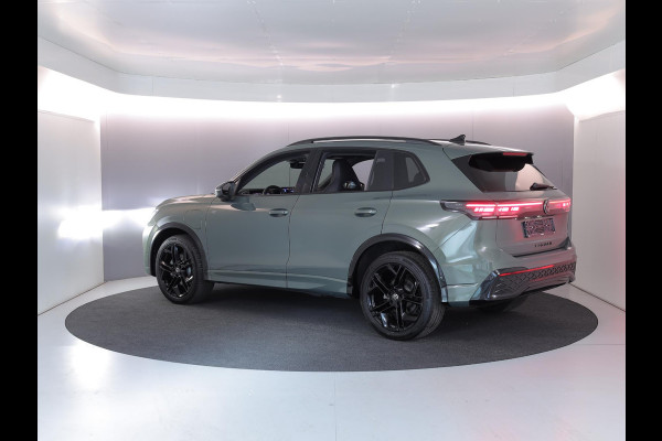 Volkswagen Tiguan 1.5 eHybrid R-Line Edition 204 pk Automaat (DSG) | Verlengde garantie | Navigatie | Parkeersensoren (Park assist) | Rondomzicht camera | Stoelverwarming v/a | Black Style pakket | R-Line |