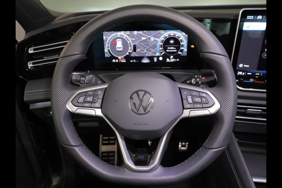 Volkswagen Tiguan 1.5 eHybrid R-Line Edition 204 pk Automaat (DSG) | Verlengde garantie | Navigatie | Parkeersensoren (Park assist) | Rondomzicht camera | Stoelverwarming v/a | Black Style pakket | R-Line |