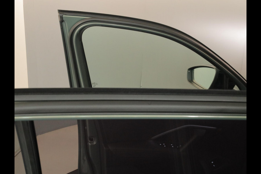 Volkswagen Tiguan 1.5 eHybrid R-Line Edition 204 pk Automaat (DSG) | Verlengde garantie | Navigatie | Parkeersensoren (Park assist) | Rondomzicht camera | Stoelverwarming v/a | Black Style pakket | R-Line |