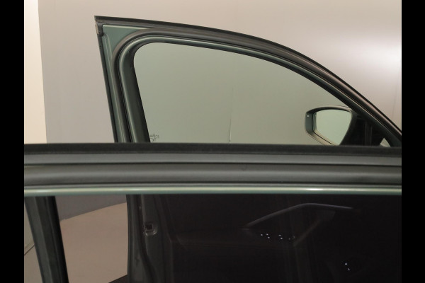 Volkswagen Tiguan 1.5 eHybrid R-Line Edition 204 pk Automaat (DSG) | Verlengde garantie | Navigatie | Parkeersensoren (Park assist) | Rondomzicht camera | Stoelverwarming v/a | Black Style pakket | R-Line |