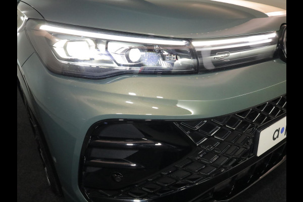 Volkswagen Tiguan 1.5 eHybrid R-Line Edition 204 pk Automaat (DSG) | Verlengde garantie | Navigatie | Parkeersensoren (Park assist) | Rondomzicht camera | Stoelverwarming v/a | Black Style pakket | R-Line |