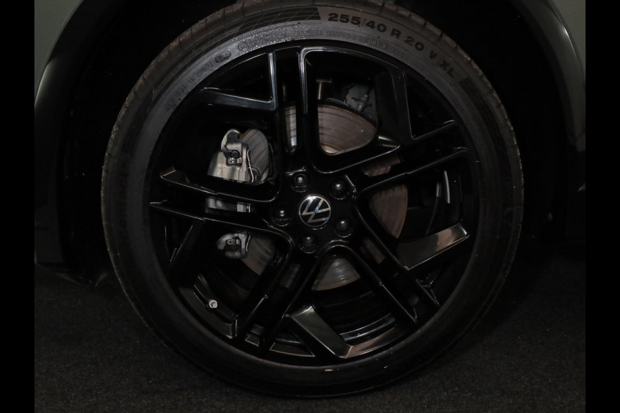 Volkswagen Tiguan 1.5 eHybrid R-Line Edition 204 pk Automaat (DSG) | Verlengde garantie | Navigatie | Parkeersensoren (Park assist) | Rondomzicht camera | Stoelverwarming v/a | Black Style pakket | R-Line |