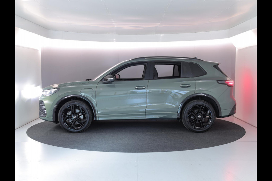 Volkswagen Tiguan 1.5 eHybrid R-Line Edition 204 pk Automaat (DSG) | Verlengde garantie | Navigatie | Parkeersensoren (Park assist) | Rondomzicht camera | Stoelverwarming v/a | Black Style pakket | R-Line |