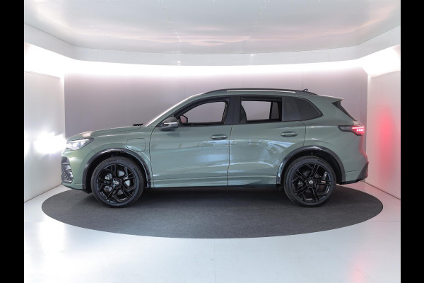 Volkswagen Tiguan 1.5 eHybrid R-Line Edition 204 pk Automaat (DSG) | Verlengde garantie | Navigatie | Parkeersensoren (Park assist) | Rondomzicht camera | Stoelverwarming v/a | Black Style pakket | R-Line |