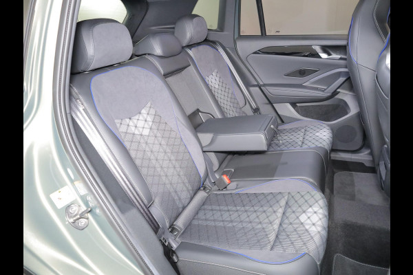 Volkswagen Tiguan 1.5 eHybrid R-Line Edition 204 pk Automaat (DSG) | Verlengde garantie | Navigatie | Parkeersensoren (Park assist) | Rondomzicht camera | Stoelverwarming v/a | Black Style pakket | R-Line |