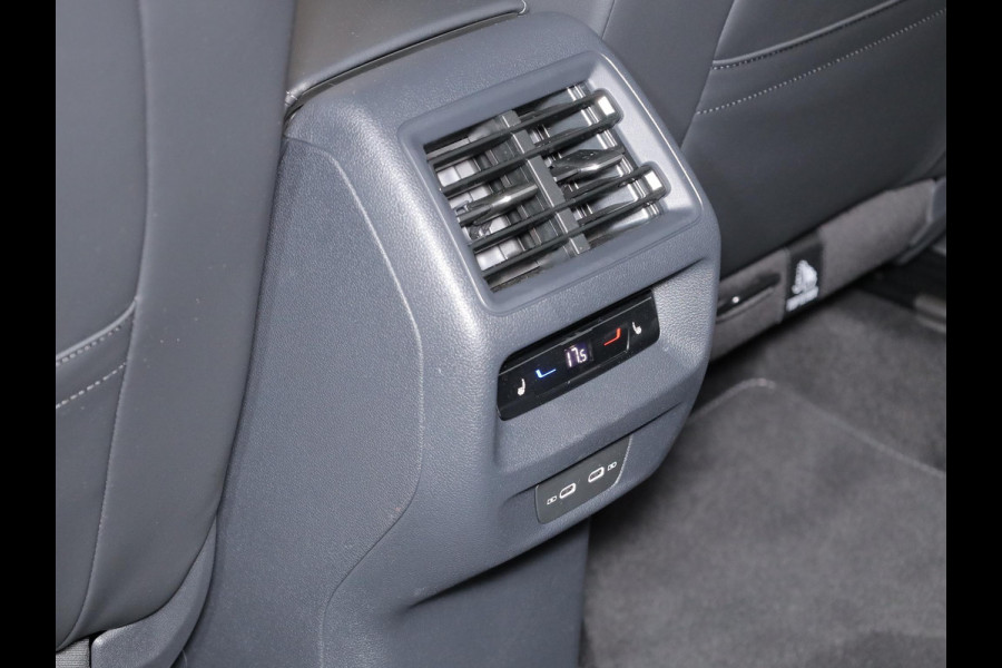 Volkswagen Tiguan 1.5 eHybrid R-Line Edition 204 pk Automaat (DSG) | Verlengde garantie | Navigatie | Parkeersensoren (Park assist) | Rondomzicht camera | Stoelverwarming v/a | Black Style pakket | R-Line |