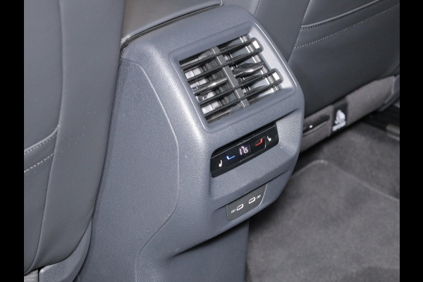 Volkswagen Tiguan 1.5 eHybrid R-Line Edition 204 pk Automaat (DSG) | Verlengde garantie | Navigatie | Parkeersensoren (Park assist) | Rondomzicht camera | Stoelverwarming v/a | Black Style pakket | R-Line |