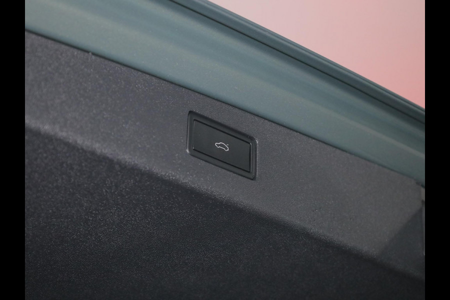 Volkswagen Tiguan 1.5 eHybrid R-Line Edition 204 pk Automaat (DSG) | Verlengde garantie | Navigatie | Parkeersensoren (Park assist) | Rondomzicht camera | Stoelverwarming v/a | Black Style pakket | R-Line |