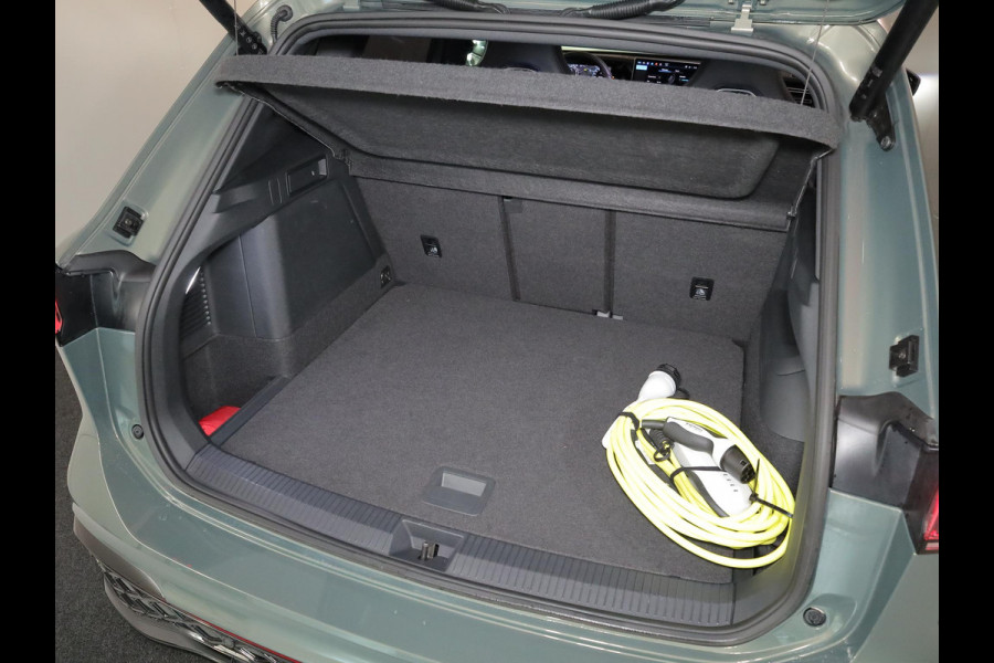 Volkswagen Tiguan 1.5 eHybrid R-Line Edition 204 pk Automaat (DSG) | Verlengde garantie | Navigatie | Parkeersensoren (Park assist) | Rondomzicht camera | Stoelverwarming v/a | Black Style pakket | R-Line |