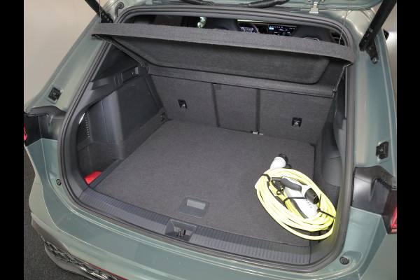 Volkswagen Tiguan 1.5 eHybrid R-Line Edition 204 pk Automaat (DSG) | Verlengde garantie | Navigatie | Parkeersensoren (Park assist) | Rondomzicht camera | Stoelverwarming v/a | Black Style pakket | R-Line |